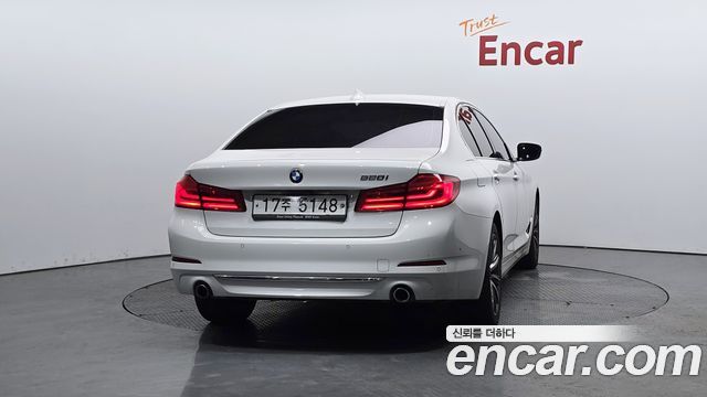 BMW 5-Series G30 520i Luxury - фото 3