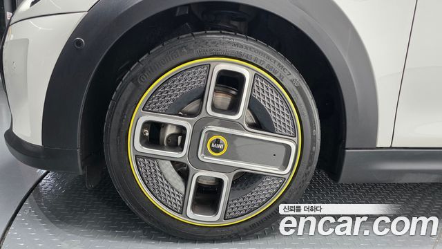 Mini Cooper SE Electric 3rd - фото 3