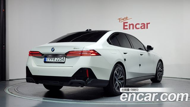 BMW 5-Series G60 520i M Sport - фото 1