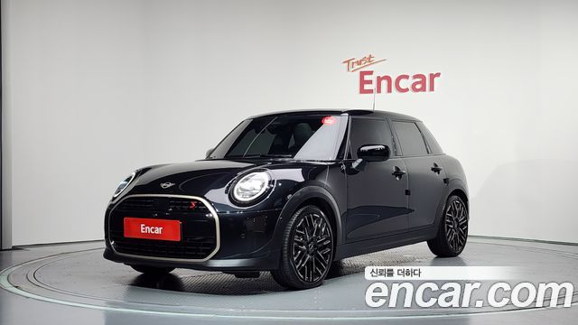 Mini Cooper 4-го поколения 5 Door Favoured - фото 0