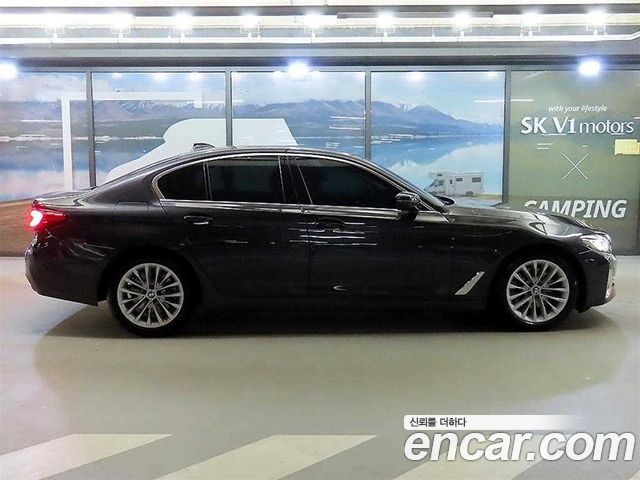 BMW 5-Series G30 520i Luxury - фото 2