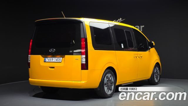 Hyundai Staria 4WD Tourer 11-Seater Modern - фото 1