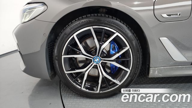 BMW 5-Series G30 530e M Sport - фото 4