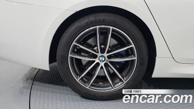 BMW 5-Series G30 520i M Sport - фото 4