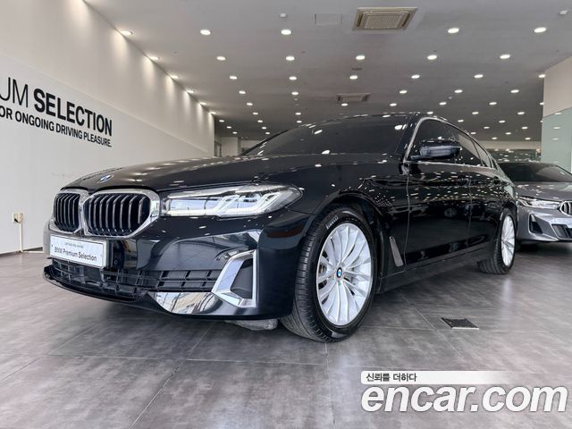 BMW 5-Series G30 520i Luxury - фото 0