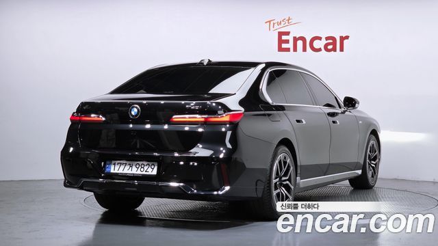 BMW 7-Series G70 740i xDrive M Sport - фото 1