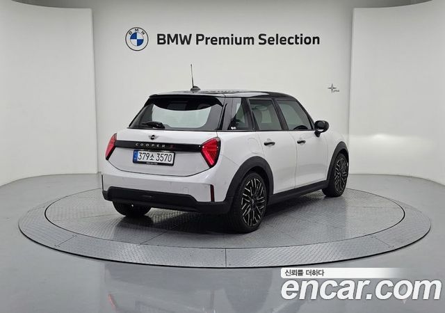 Mini Cooper 4-го поколения 5 Door Favoured - фото 1