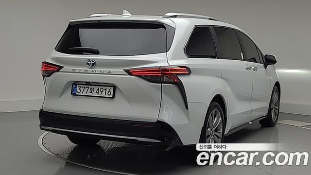 Toyota Sienna 4-го поколения 2.5 Hybrid 2WD - фото 1