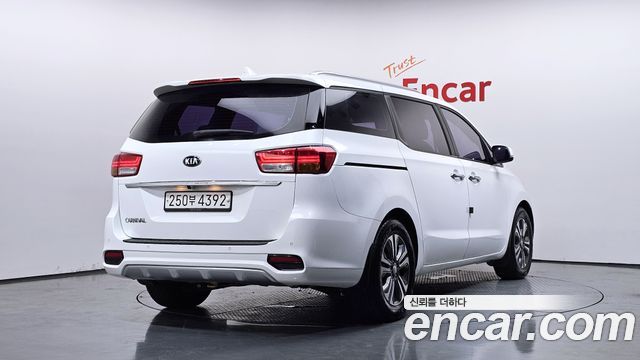 Kia Carnival Новый 9-Seater Luxury - фото 1