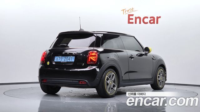 Mini Cooper SE Electric 3rd - фото 0
