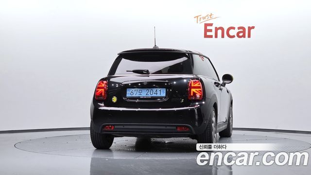 Mini Cooper SE Electric 3rd - фото 2