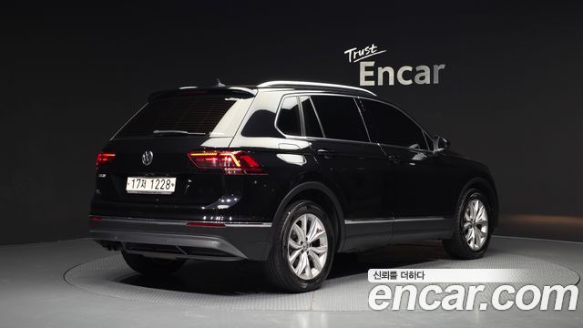 Volkswagen Tiguan 2-го поколения 2.0 TDI Premium - фото 1