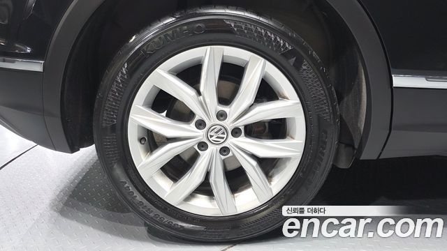 Volkswagen Tiguan 2-го поколения 2.0 TDI Premium - фото 4