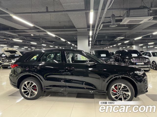 Audi Q5 40 TDI Quattro S Line Black Edition - фото 1