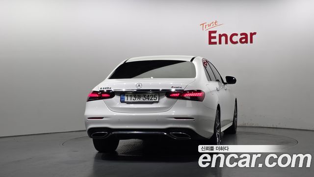 Mercedes-Benz E-Class W213 E220d 4MATIC AMG Line - фото 3