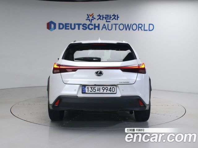 Lexus UX 2.0 2WD - фото 3