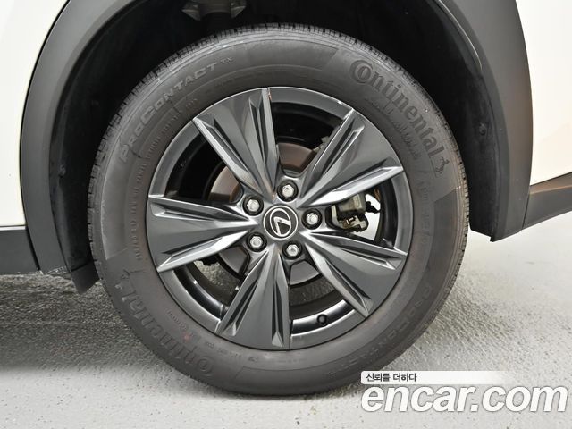 Lexus UX 2.0 2WD - фото 4
