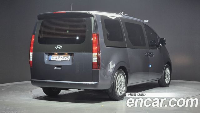 Hyundai Staria Tourer 11-Seater Modern - фото 1