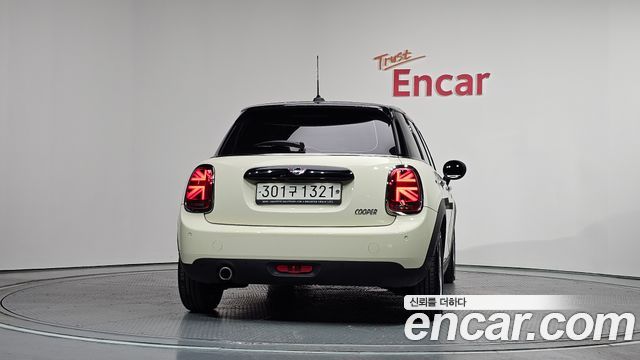 Mini Cooper 5Door Standard 3rd - фото 3