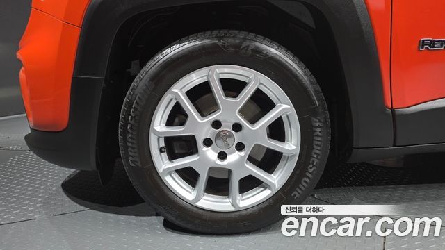 Jeep Renegade 2.4 Limited - фото 4