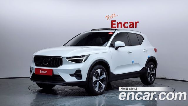 Volvo XC40 B4 Ultra Bright - фото 0