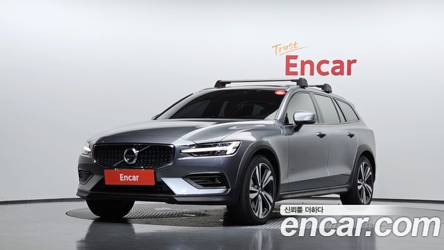 Volvo V60 Cross Country 2-го поколения T5 Pro AWD - фото 0