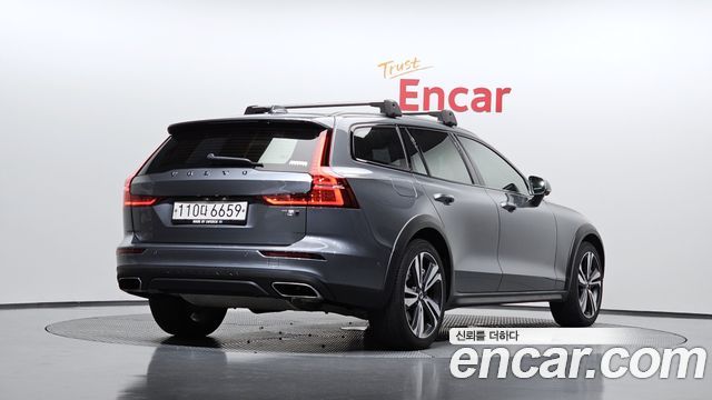 Volvo V60 Cross Country 2-го поколения T5 Pro AWD - фото 1