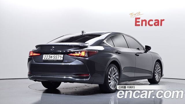 Lexus ES 300h 7-го поколения Executive - фото 1