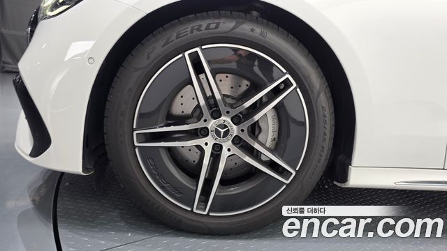 Mercedes-Benz E-Class W214 E300 4MATIC AMG Line - фото 4