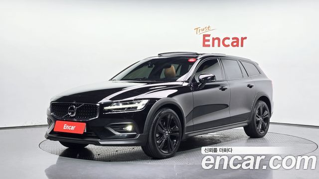 Volvo V60 Cross Country 2-го поколения B5 Pro AWD - фото 0