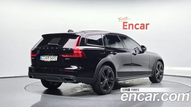 Volvo V60 Cross Country 2-го поколения B5 Pro AWD - фото 1