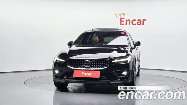 Volvo V60 Cross Country 2-го поколения B5 Pro AWD - фото 2