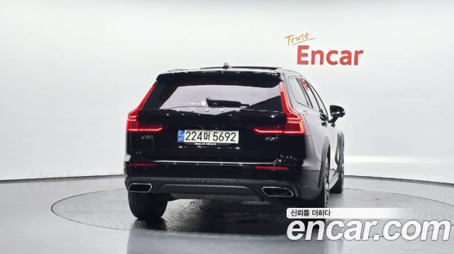 Volvo V60 Cross Country 2-го поколения B5 Pro AWD - фото 3