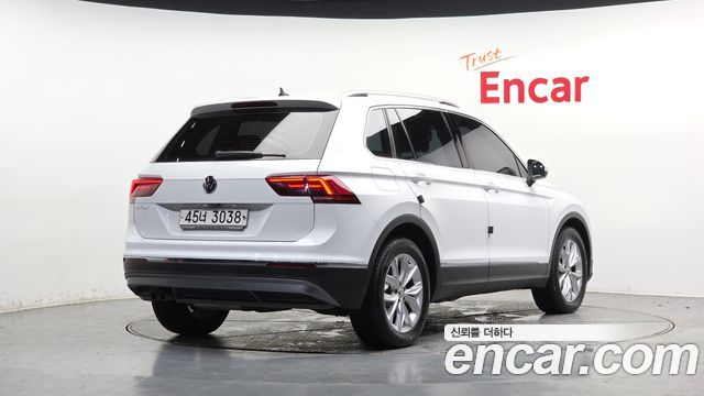 Volkswagen Tiguan 2-го поколения 2.0 TDI Premium - фото 1