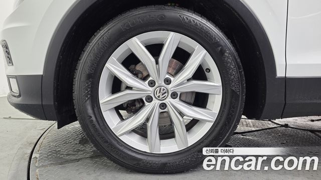 Volkswagen Tiguan 2-го поколения 2.0 TDI Premium - фото 4
