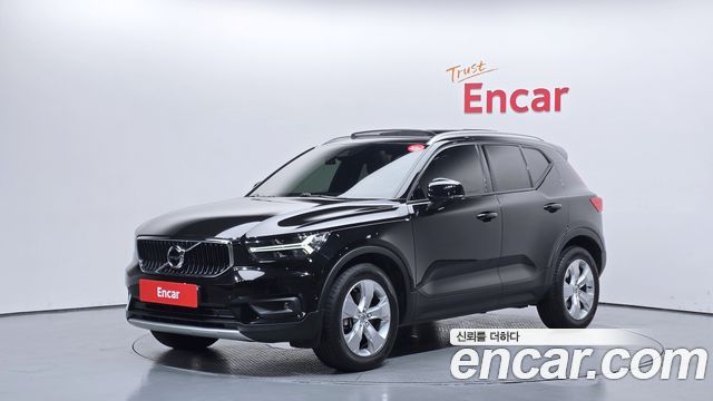Volvo XC40 T4 Momentum - фото 0