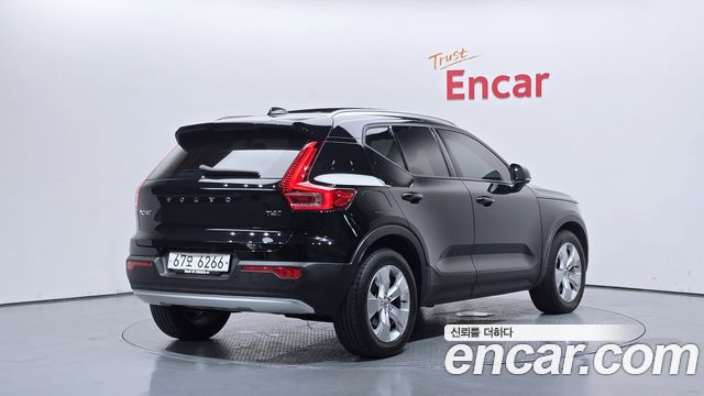 Volvo XC40 T4 Momentum - фото 1