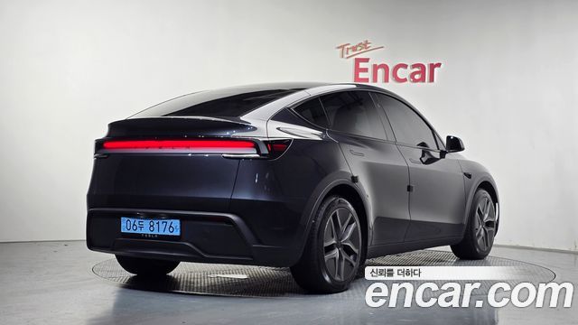 Tesla Model Y RWD - фото 1