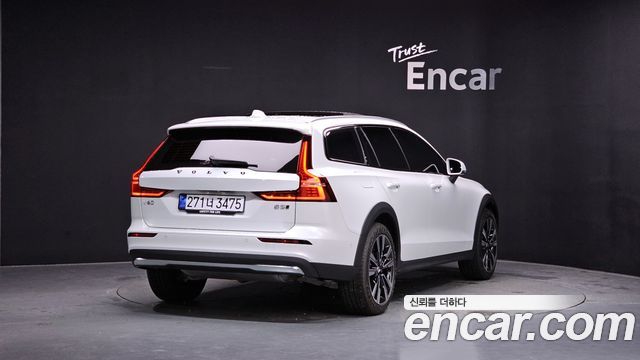 Volvo V60 Cross Country 2-го поколения B5 Ultra AWD - фото 0