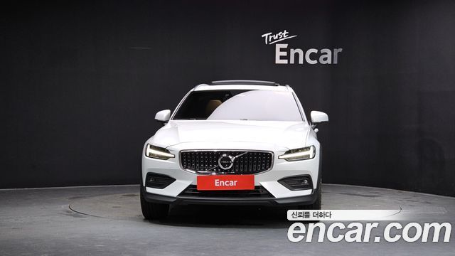 Volvo V60 Cross Country 2-го поколения B5 Ultra AWD - фото 1