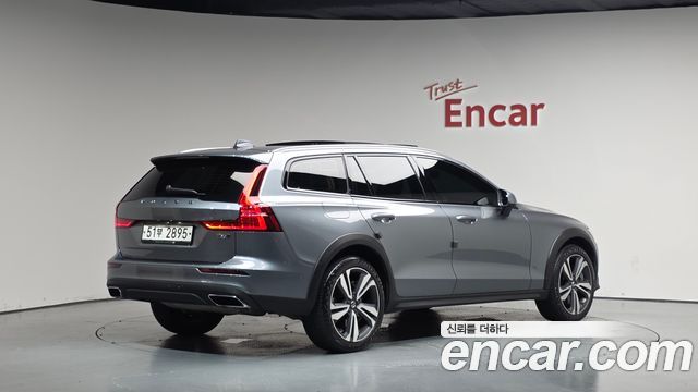Volvo V60 Cross Country 2-го поколения T5 Pro AWD - фото 0
