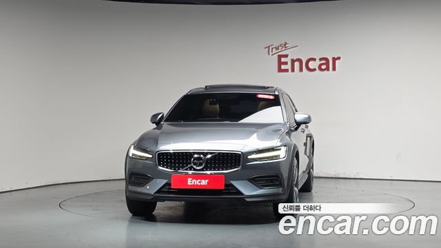 Volvo V60 Cross Country 2-го поколения T5 Pro AWD - фото 1