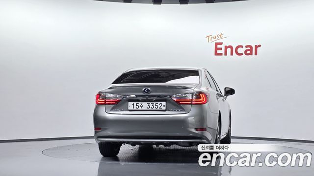 Lexus ES 300h 7-го поколения Luxury - фото 2