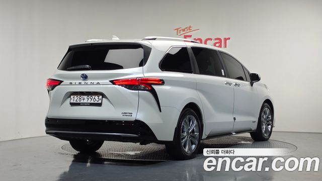 Toyota Sienna 4-го поколения 2.5 Hybrid 2WD - фото 1