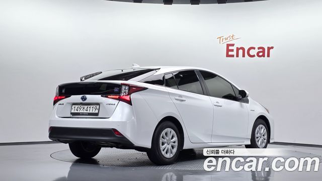 Toyota Prius 4-го поколения 1.8 - фото 0