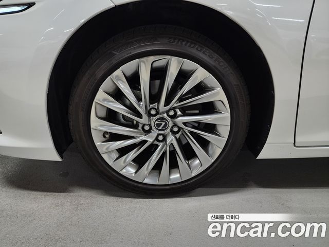 Lexus ES 300h 7-го поколения Luxury Plus - фото 4