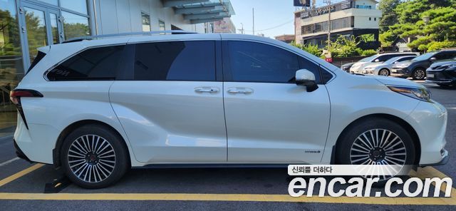 Toyota Sienna 4-го поколения 2.5 Hybrid 2WD - фото 1