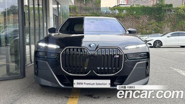 BMW i7 G70 M70 xDrive M Performance - фото 2
