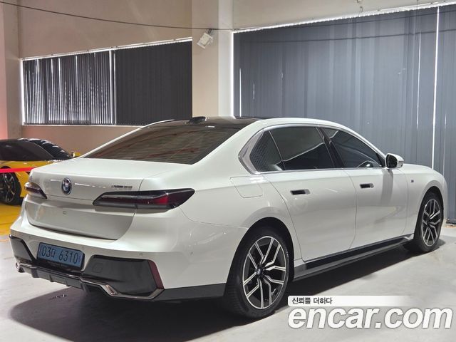 BMW i7 G70 xDrive 60 M sport - фото 3