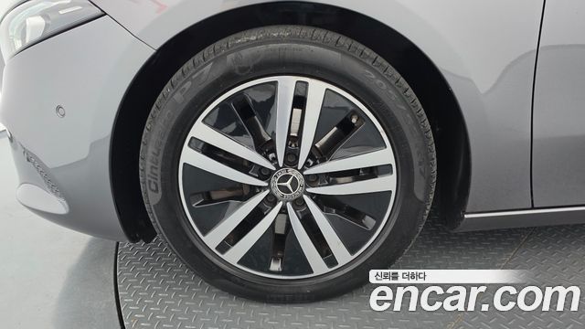 Mercedes-Benz A-Class W177 A220 Sedan - фото 4